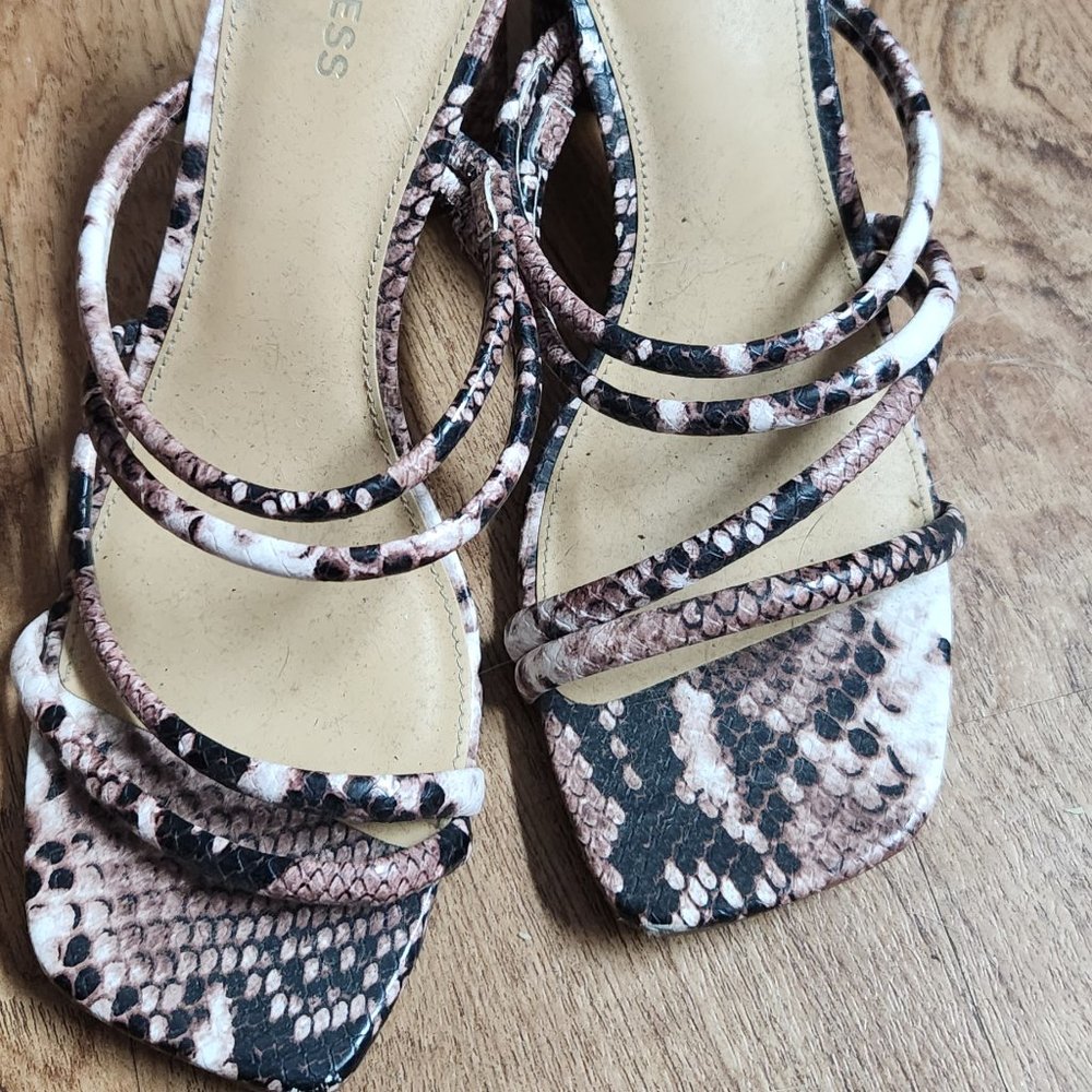 Heeled shoes